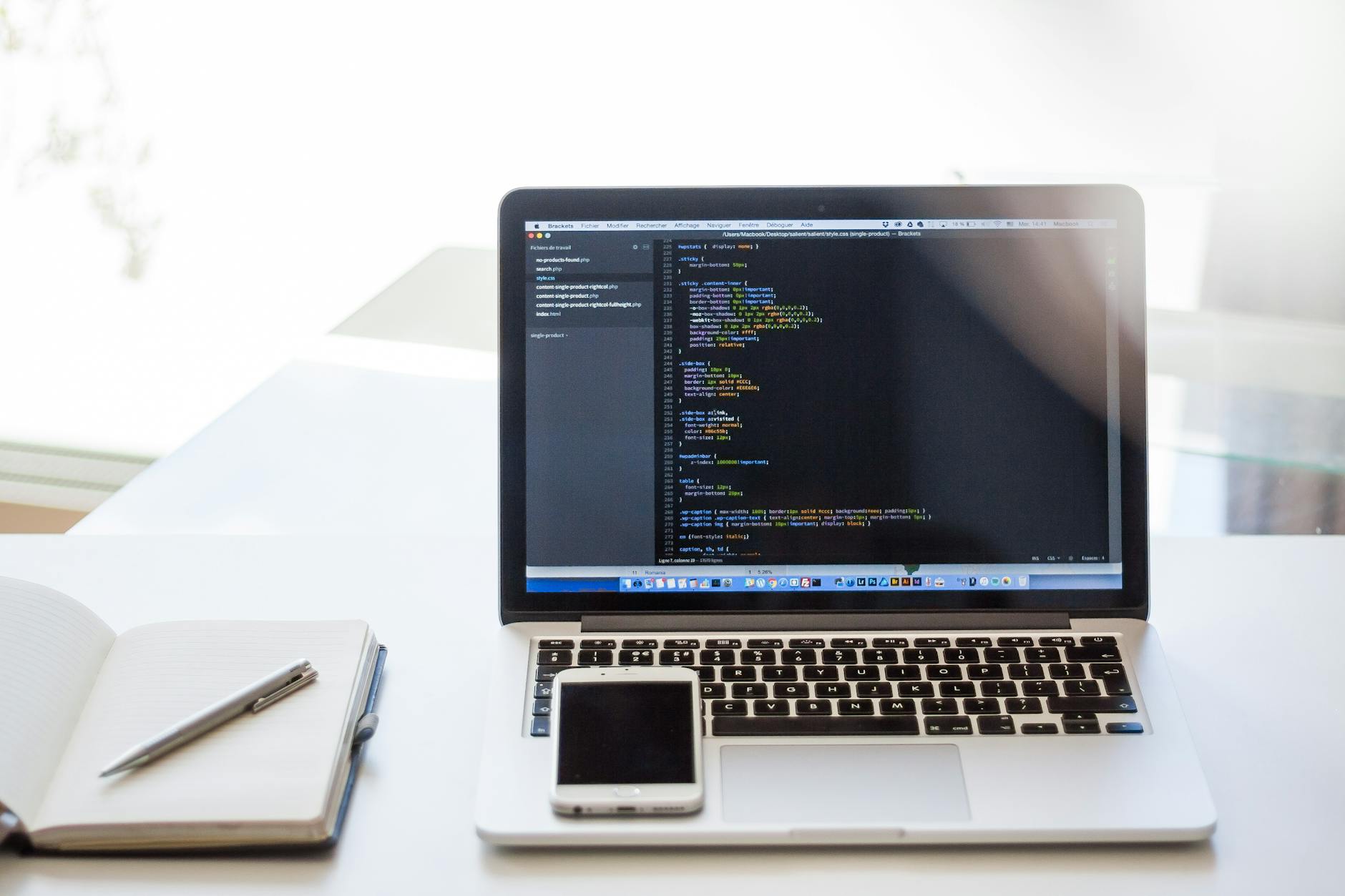 Markdown 渲染与安全：代码块、表格与 XSS 风险点的防护示意图
